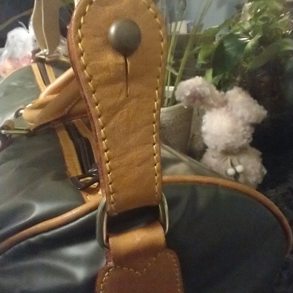 Hunting World Natural Leather Duffle Bag **RARE FIND!!** (AUTHENTIC) - Picture 7 of 16